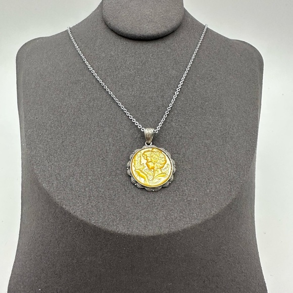 Round Shell with Girl and Feather/Flowers Carving Silver 925 Case and Chain - Picture 2 of 11